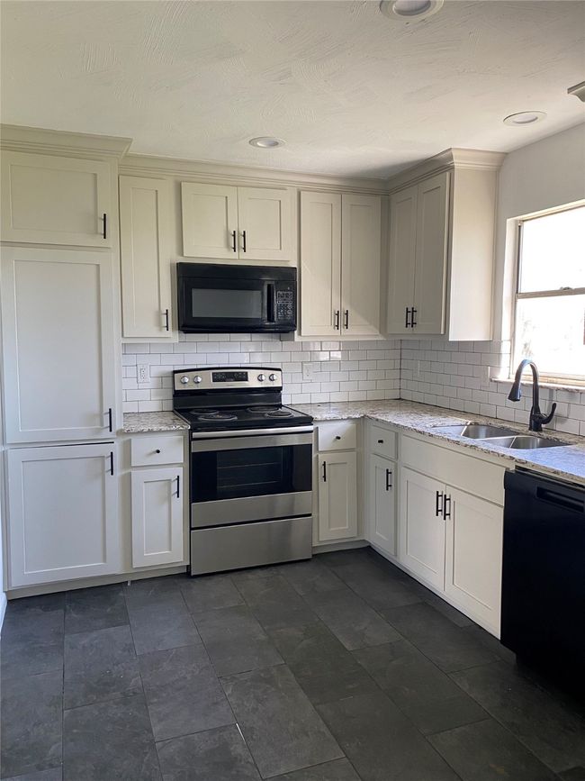 907 W 8 Th St, House other with 2 bedrooms, 1 bathrooms and null parking in Bonham TX | Image 4
