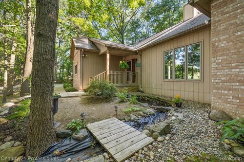 3650 Lakeview Dr, Ortonville, MI, 48462-9167 | Card Image