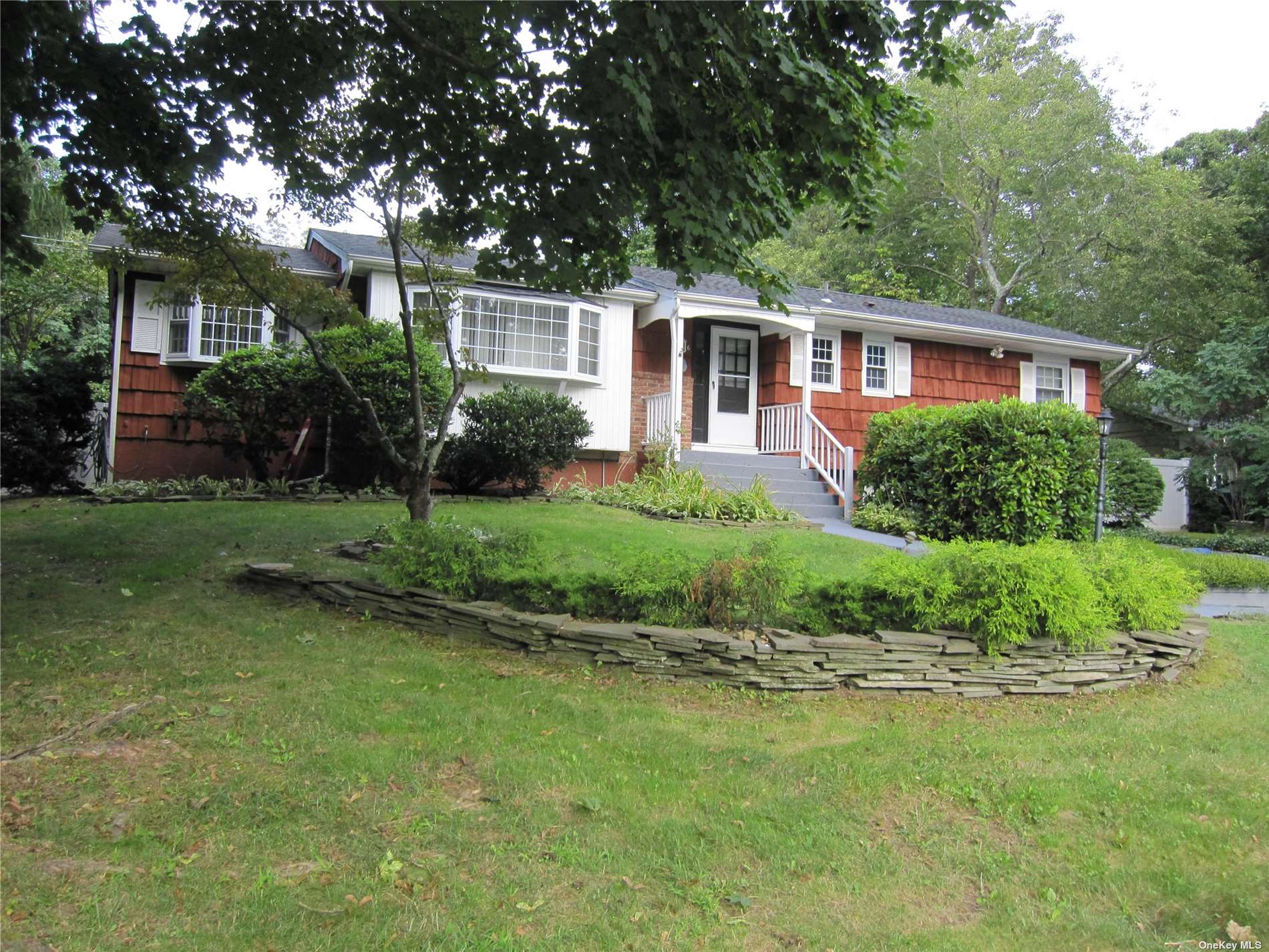 Merlin Ln, East Setauket, NY 11733