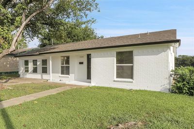 Ranch-style house with a front yard | Image 1