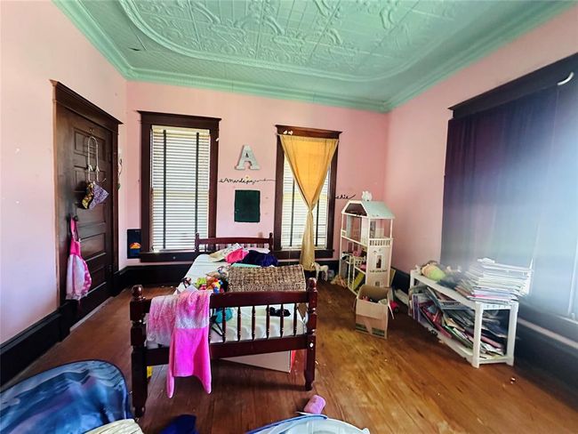 1002 Hopkins St, House other with 5 bedrooms, 3 bathrooms and null parking in Yoakum TX | Image 17