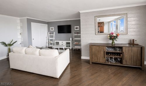 1612-100 Manhattan Ave, Union City, NJ, 07087-5247 | Card Image