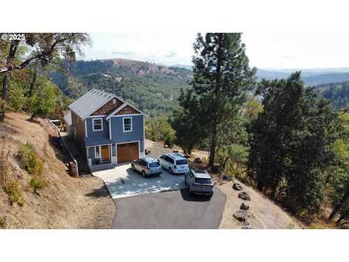 125 Eagle Dr, Roseburg, OR, 97471-8253 | Card Image
