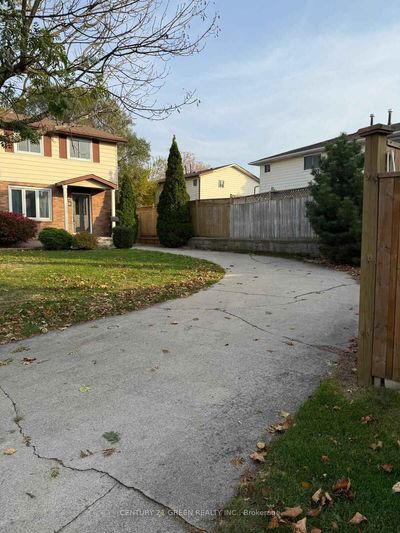 720 Hillary St, Home with 3 bedrooms, 2 bathrooms and 3 parking in Sarnia ON | Image 2