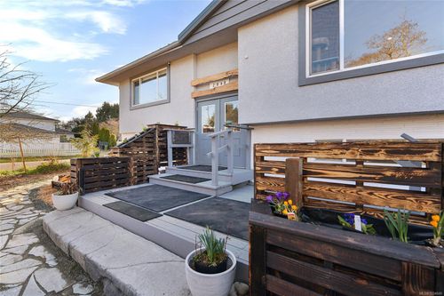 2048 Courser Dr, Sidney, BC, V8L2N6 | Card Image