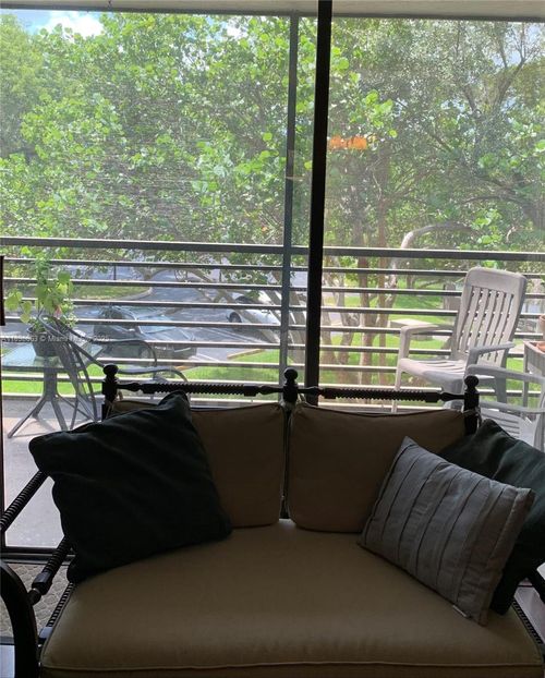 apt-305-900 Colony Point Cir, Pembroke Pines, FL, 33026-2929 | Card Image