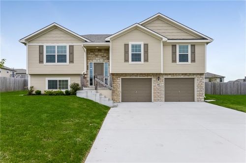 402 Ne 191st Ter, Smithville, MO, 64089-4515 | Card Image