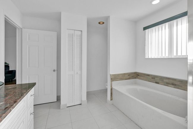 B - 5402 Pointe Villa Dr, Condo with 3 bedrooms, 3 bathrooms and null parking in Lighthouse Point FL | Image 18