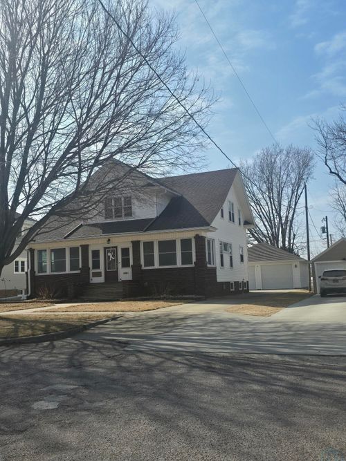 135 6th Ave Ne, Le Mars, IA, 51031-3715 | Card Image