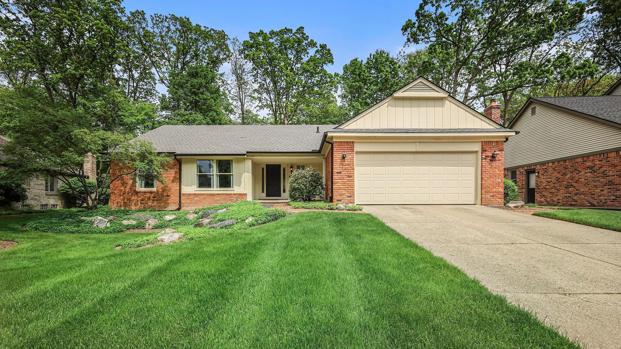 Streamview Ct, Rochester Hills, MI 48309