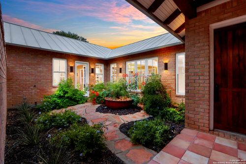 352 Ridge Crest Dr, Seguin, TX, 78155-9407 | Card Image