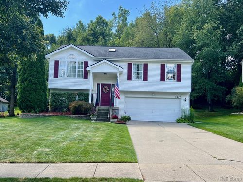 5617 Millpointe Dr, Waterford, MI, 48327-3086 | Card Image