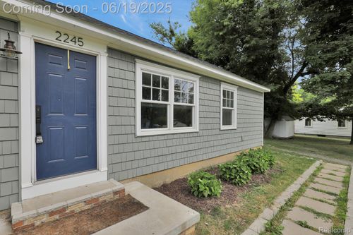 2245 Lodge Rd, Flint, MI, 48532-4957 | Card Image