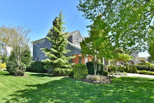 1515 Lowell Ave, New Hyde Park, NY, 11040-4317 | Card Image