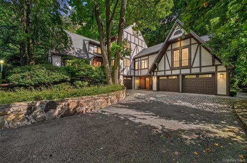 2 Mc Guire Ln, Croton-On-Hudson, NY, 10520-3302 | Card Image