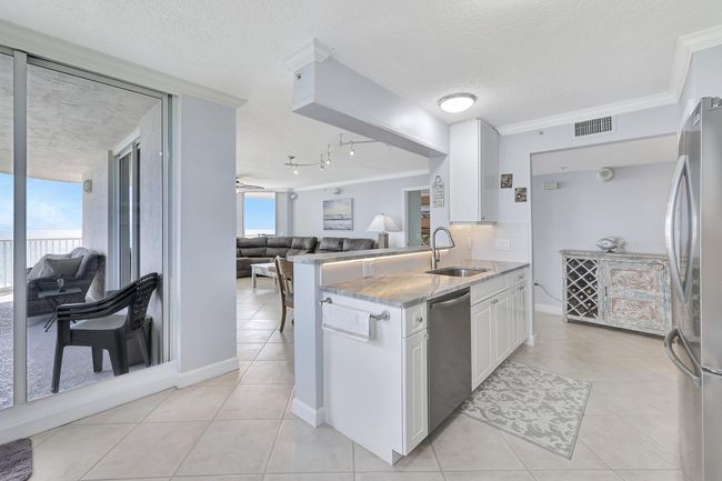 APT-1404 - 5049 N Highway A1a, Condo with 3 bedrooms, 2 bathrooms and null parking in Hutchinson Island FL | Image 27