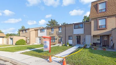 147 Fleetwood Cres, Condo with 3 bedrooms, 2 bathrooms and 1 parking in Brampton ON | Image 3