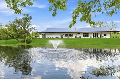12820 Nw Crooked Rd, Parkville, MO, 64152-1429 | Card Image