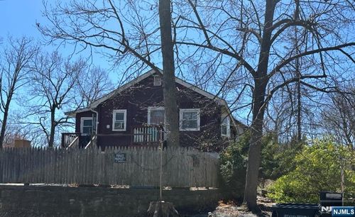 11 Oak St, Haskell, NJ, 07420-1527 | Card Image