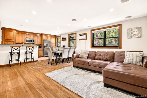 1158-19950 21st Ave, Whitestone, NY, 11357-4120 | Card Image