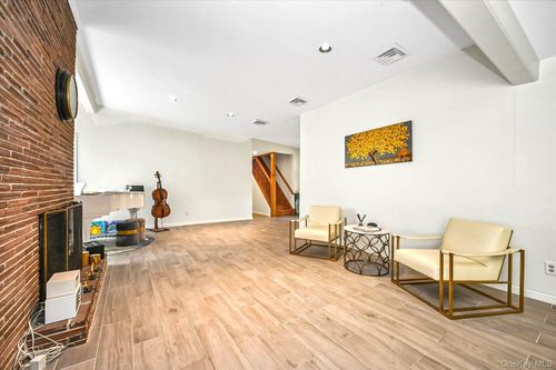 5 Fieldstone Ln, Great Neck, NY, 11020-1301 | Card Image