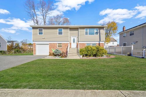 445 45th St, Copiague, NY, 11726-1018 | Card Image