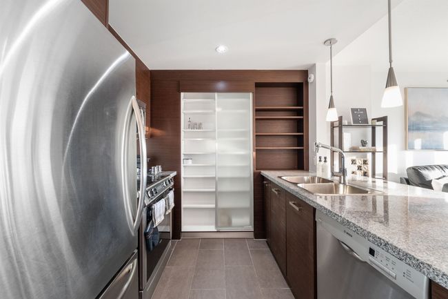 706 - 2959 Glen Dr, Condo with 1 bedrooms, 1 bathrooms and 1 parking in Coquitlam BC | Image 12
