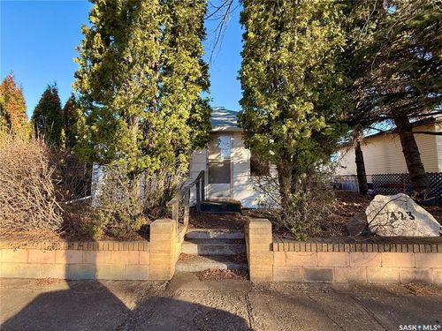 423 Dennis St, Herbert, SK, S0H3C0 | Card Image