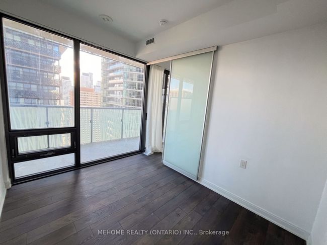 2105 - 50 Charles St E, Condo with 2 bedrooms, 1 bathrooms and null parking in Toronto ON | Image 6