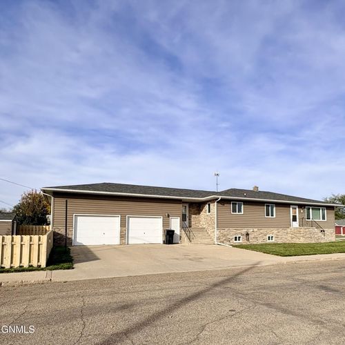 901 4th Ave W, Williston, ND, 58801-5138 | Card Image