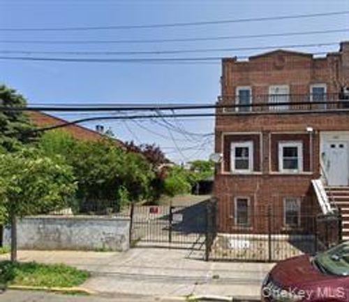 717 E 226th St, Bronx, NY, 10466-4201 | Card Image