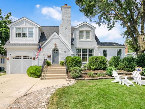 8 Mohawk Dr, Clarendon Hills, IL, 60514-1126 | Card Image
