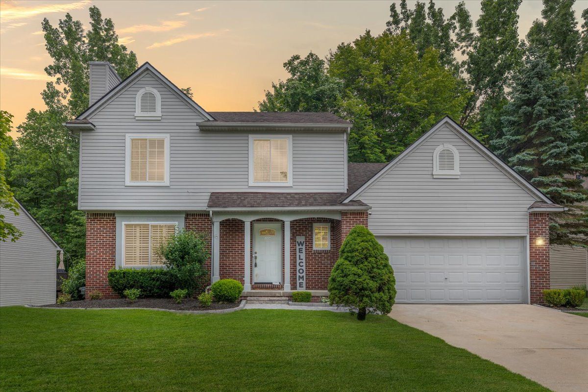 Breeze Ln, Waterford, MI 48327