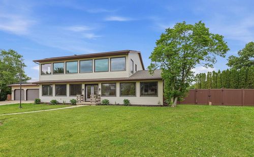 995 Birchtree Ln, Fond Du Lac, WI, 54935-6170 | Card Image