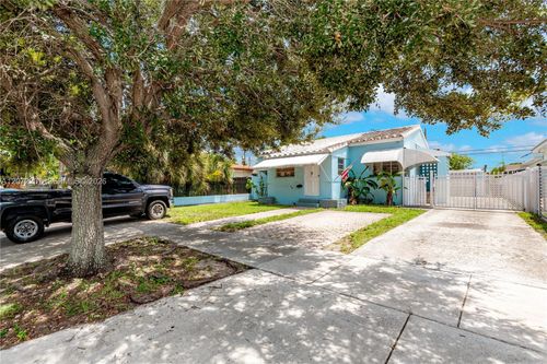 334 E 11th St, Hialeah, FL, 33010-4140 | Card Image