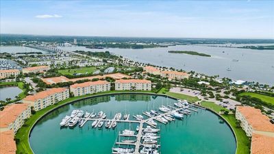 102 - 11 Harbour Isle Drive W, Condo with 2 bedrooms, 2 bathrooms and null parking in Fort Pierce FL | Image 3