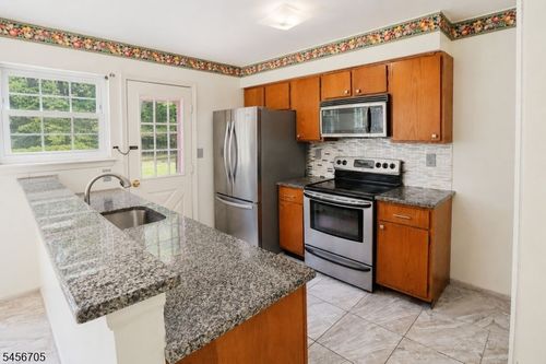20 Delikat Ln, Sayreville, NJ, 08872-2208 | Card Image