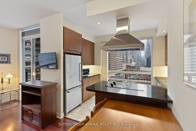 707 - 1121 Bay St, Condo with 2 bedrooms, 2 bathrooms and 1 parking in Toronto ON | Image 2