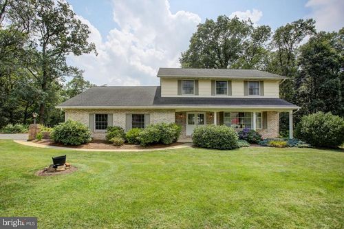 1734 Blakewood Dr, Chambersburg, PA, 17201-8307 | Card Image