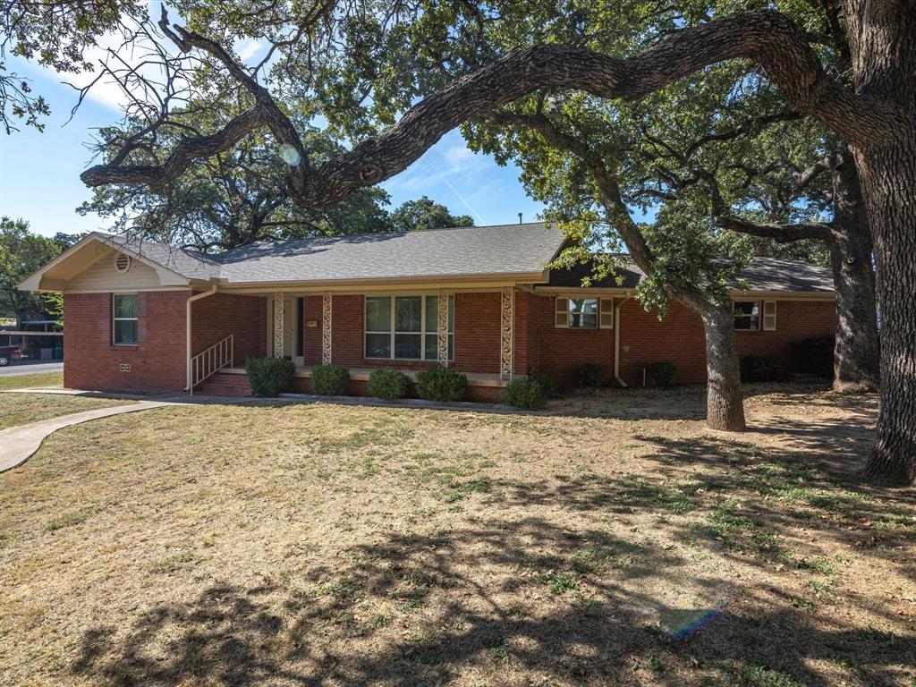 Lowrie St, Bowie, TX 76230
