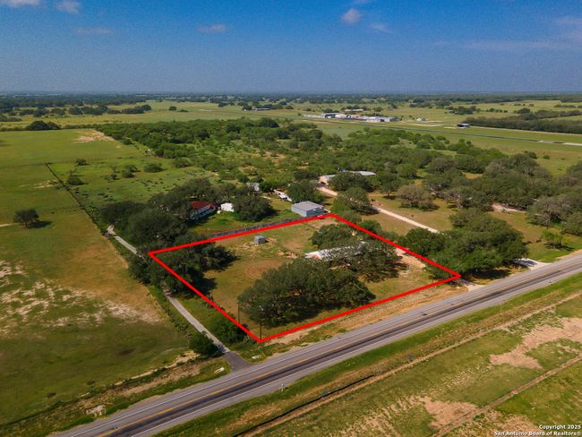 1015 Fm 2200 W, House other with 3 bedrooms, 3 bathrooms and null parking in Devine TX | Image 8