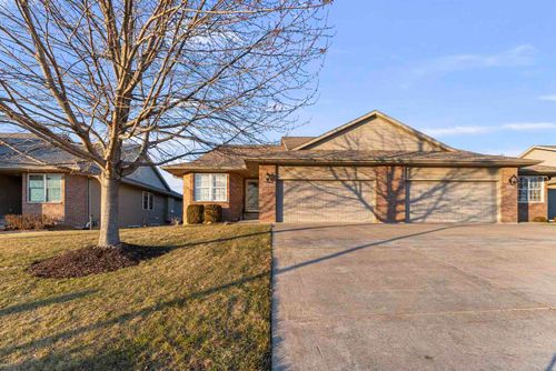 5040 55th Ave, Bettendorf, IA, 52722-1131 | Card Image