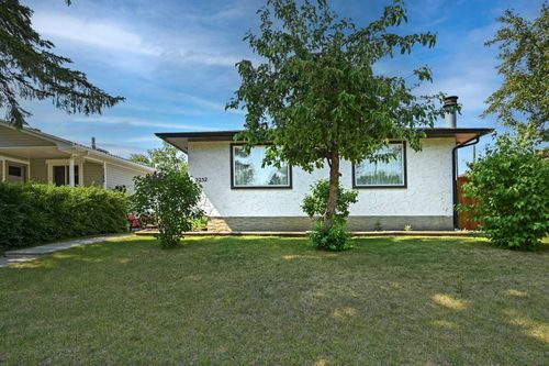3252 Dover Ridge Dr Se, Calgary, AB, T2B2A7 | Card Image