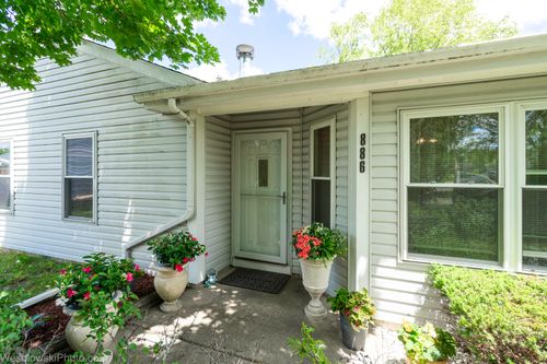 886 Quincy Ct, Island Lake, IL, 60042-9575 | Card Image