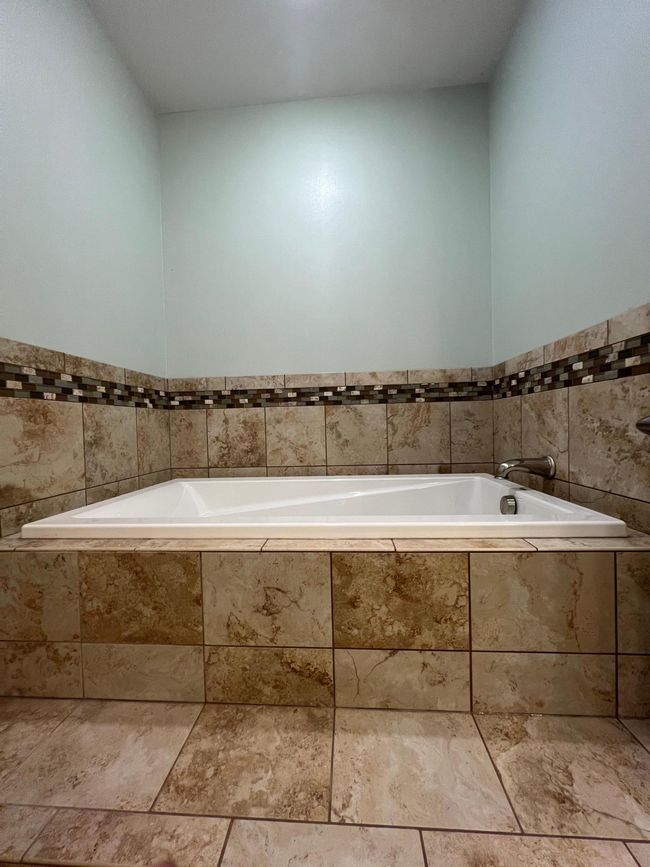 Lodge - Bathtub | Image 40