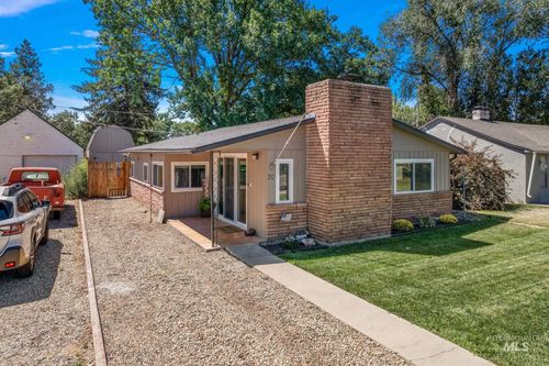20 E Oregon Ave, Homedale, ID, 83628-3233 | Card Image
