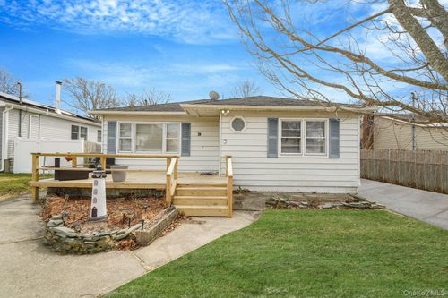 74 Argyle Dr, Shirley, NY, 11967-4302 | Card Image