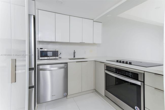 APT-1809 - 540 Brickell Key Dr, Condo with 1 bedrooms, 2 bathrooms and null parking in Miami FL | Image 4