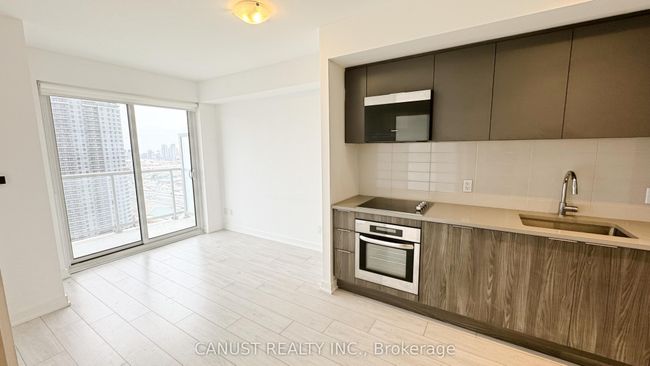 2806 - 2033 Kennedy Rd, Condo with 2 bedrooms, 1 bathrooms and 1 parking in Toronto ON | Image 5