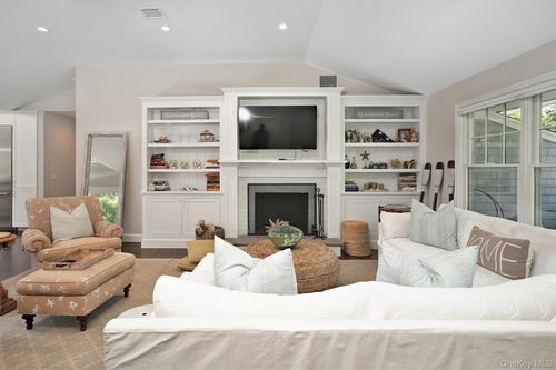 32 White Oak Ln, Westhampton Beach, NY, 11978-1916 | Card Image